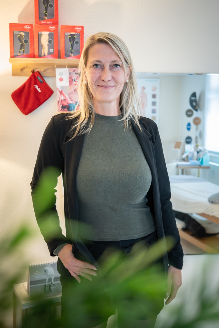 Mitarbeiterin Sandy im Kompressionsatelier